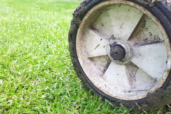 草坪割草机在草坪上的车轮 — 图库照片