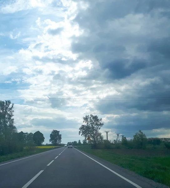 曇りの空を背景にアスファルトの道 — ストック写真