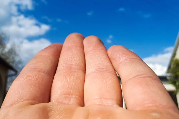 Ludzka Ręka Palce Tle Nieba — Zdjęcie stockowe