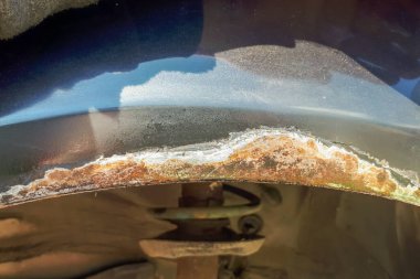 Paslı araba çamurluğu. Rus çamur bekçisi. Aşınmış otomobil.