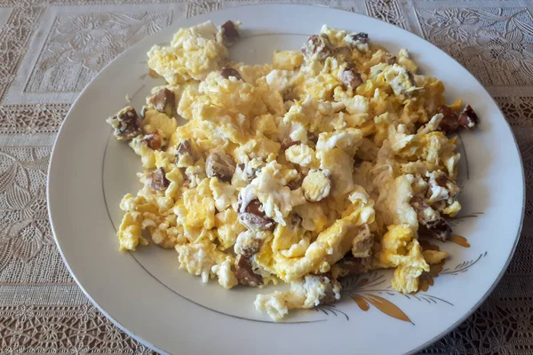 Zbliżenie Talerz Puszysty Jajecznica Jak Ranne Śniadanie — Zdjęcie stockowe