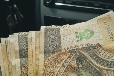 200 Polonyalı zloti banknotuyla yeni araba konsepti satın al.