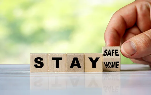 Ręka Obraca Drewnianą Kostkę Zmienia Słowo Stay Home Stay Safe — Zdjęcie stockowe