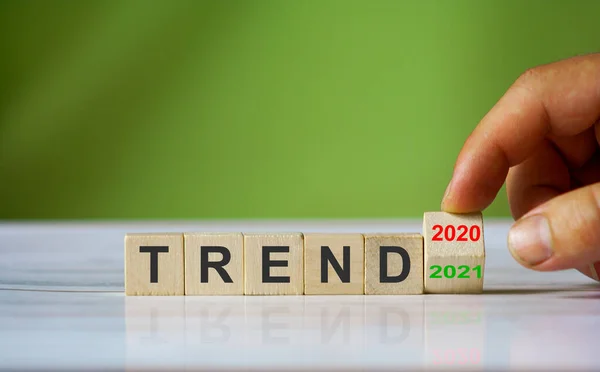 Hand Draaien Houten Kubus Blok Verandert Het Woord Trend 2020 — Stockfoto