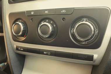 Bir arabanın klima panelinin yakın görüntüsü.