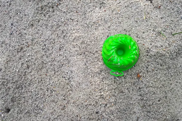 沙滩上的沙生玩具 为孩子们准备了色彩艳丽的玩具 沙子上的玩具项目 童年概念 — 图库照片