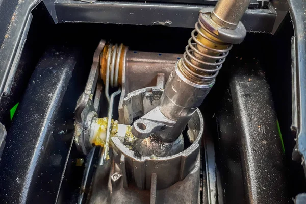 Mekanik Perbaikan Tombol Gigi Pergeseran Gearbox Rusak Layanan Transmisi Mobil — Stok Foto