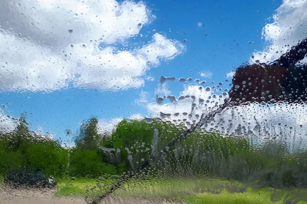 車の近くに洗浄されている 濡れた車 車の窓に泡を洗う 洗車抽象的背景 — ストック写真