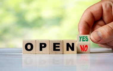 El ahşap küpü çevirir ve HAYIR 'ı EVET' e çevirir