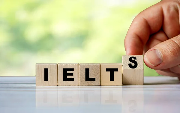 El ahşap küpü döndürür ve sözcük IELTS