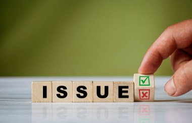 El ahşap küpü çevirir ve ISSUE kelimesini yeşil pozitif tik kutusu ve kırmızı reddetme X işaretli kutusuyla değiştirir.