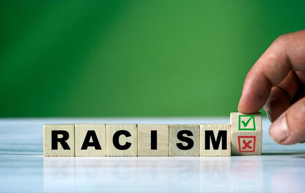 Die Hand Dreht Den Holzwürfel Und Ändert Das Wort Racism — Stockfoto