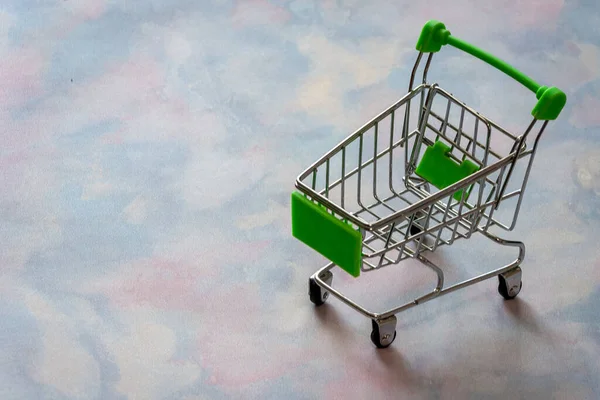 Üres Mini Bevásárlókocsi Asztalon Online Vásárlási Koncepció — Stock Fotó