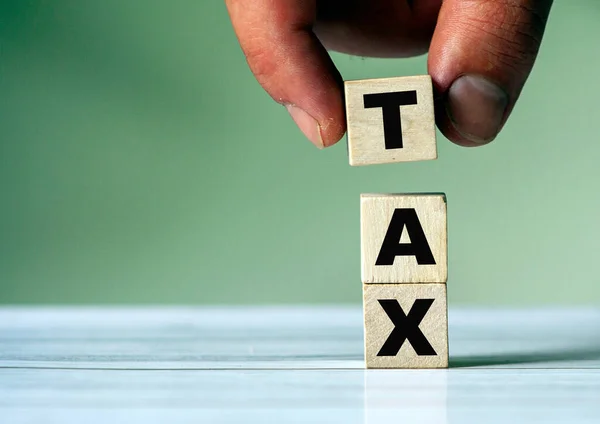 Die Hand Legt Den Würfelblock Mit Der Aufschrift Tax Steuer — Stockfoto