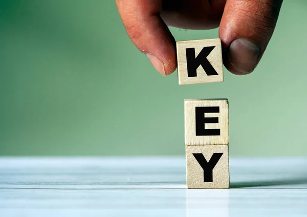 Рука Кладе Кубик Написом Key Символ Слова Key Або Пароль — стокове фото