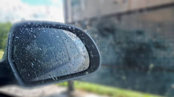 Πλευρικό Κάτοπτρο Οδήγησης Ένα Σύγχρονο Αυτοκίνητο Νερό Σταγόνα Φύση Φρέσκο — Φωτογραφία Αρχείου