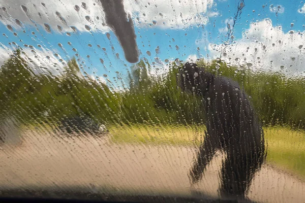クローズアップ自分の車を洗う 閉じる男のドアの車の洗浄のための高圧水噴霧器を保持するまで 要旨の背景 — ストック写真