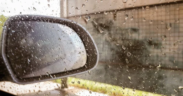 サイドリアビューミラーを現代の車の上に 水滴の性質水の雨滴と新鮮な湿式背景 — ストック写真