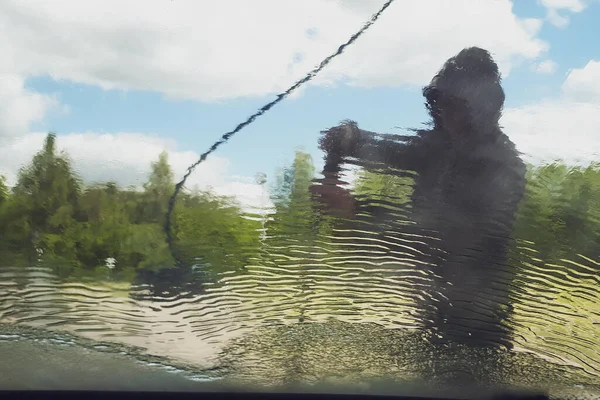 Mann Wäscht Sein Auto Aus Nächster Nähe Großaufnahme Eines Mannes — Stockfoto