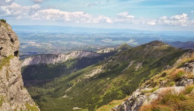Polonya 'nın Tatra Dağları' ndaki dağ manzarası. Güzel bir açık hava manzarası. Seyahat konsepti. Yaz zamanı..