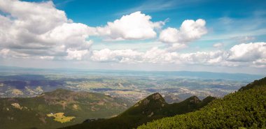Polonya 'nın Tatra Dağları' ndaki dağ manzarası. Güzel bir açık hava manzarası. Seyahat konsepti. Yaz zamanı..
