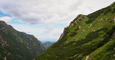 Polonya 'nın Tatra Dağları' ndaki dağ manzarası. Güzel bir açık hava manzarası. Seyahat konsepti. Yaz zamanı..