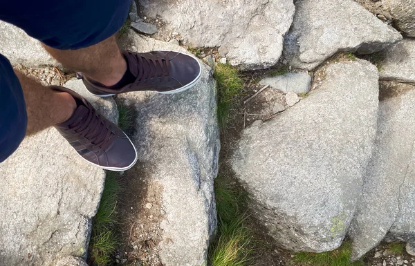 Laag Deel Van Mens Rots Bergen Mannenschoen Wandelavontuur — Stockfoto