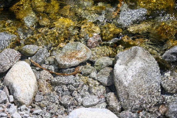 Río Arroyo Montaña Con Muchas Piedras Rocosas Fondo Fluido Natural —  Fotos de Stock