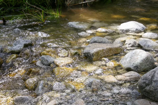 Río Arroyo Montaña Con Muchas Piedras Rocosas Fondo Fluido Natural —  Fotos de Stock