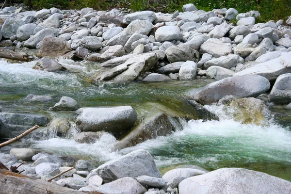 Rio Córrego Montanha Com Muitas Pedras Rochosas Fundo Natural Rio — Fotografia de Stock