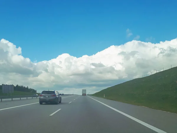 Chmury Błękitnym Niebie Nad Asfaltem Road — Zdjęcie stockowe