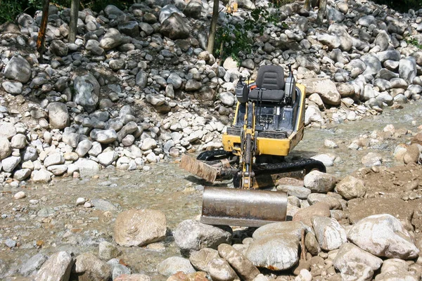 Mountan Nehri Ndeki Kazıcı — Stok fotoğraf