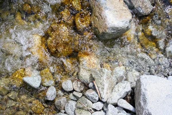 Río Arroyo Montaña Con Muchas Piedras Rocosas Fondo Fluido Natural —  Fotos de Stock
