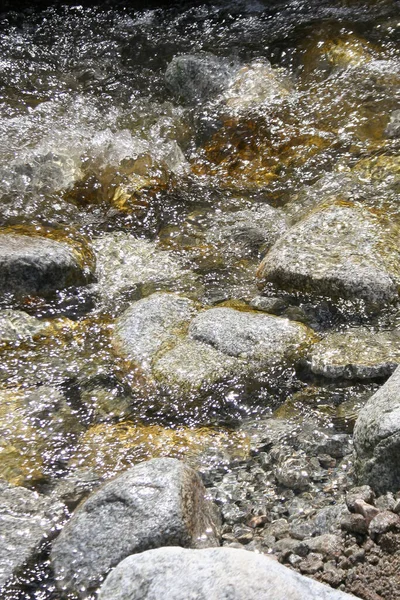 Rio Córrego Montanha Com Muitas Pedras Rochosas Fundo Natural Rio — Fotografia de Stock