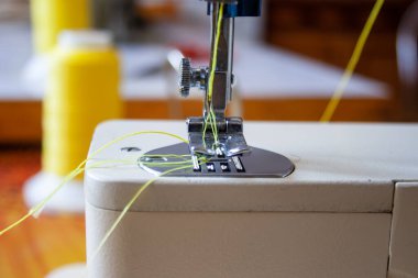 Dikiş makinesi ayak ve iğne. Yaklaş, makro. Metin için boş alan. Kumaş endüstriyel