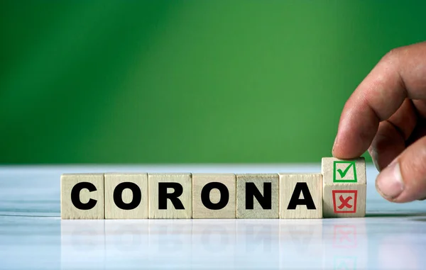 Рука Поворачивает Деревянный Куб Меняет Слово Corona Зеленым Положительным Галочкой — стоковое фото