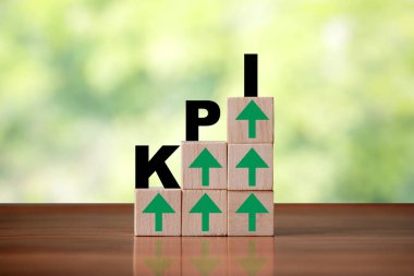 KPI sözcüğüyle basamaklar şeklinde tahta küp blok şekilleri