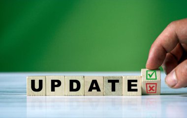 El, tahta küpü döndürür ve yeşil pozitif işaret kutusu ve kırmızı reddetme X işaretli kutusuyla UPDATE kelimesini değiştirir.