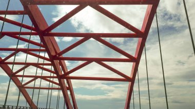 Otobanda çelik köprü. Yakın plan.