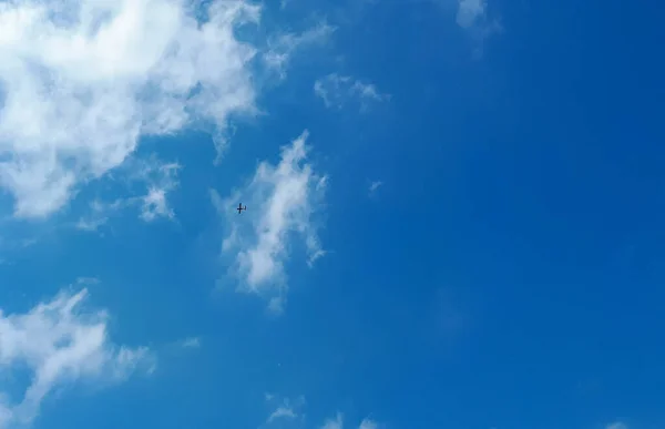 Het Vliegtuig Vliegt Prachtige Wolken Lucht — Stockfoto