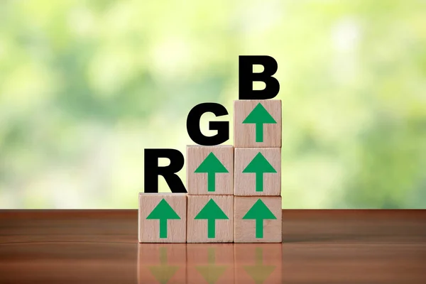 用Rgb字作为阶梯的木制立方体块形状 — 图库照片