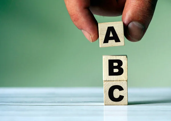 Mão Coloca Bloco Cubo Com Inscrição Abc — Fotografia de Stock