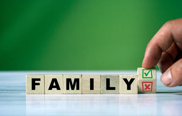Mão Vira Cubo Madeira Muda Palavra Família Com Caixa Seleção — Fotografia de Stock