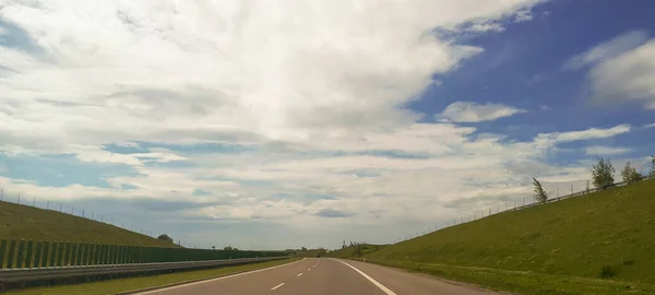 Vue Panoramique Route Asphaltée Par Temps Ensoleillé Avec Ciel Nuageux — Photo