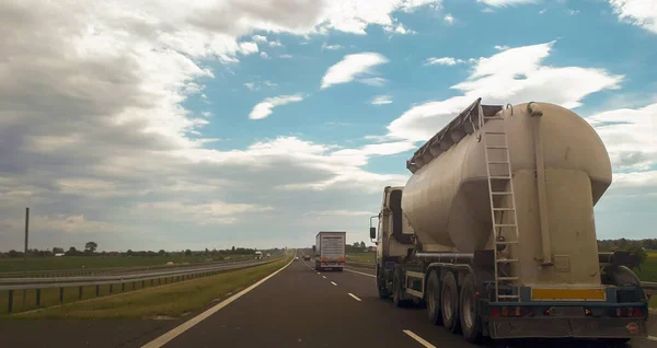 Caminhão Com Contentor Estrada Conceito Transporte Carga Polónia Europa — Fotografia de Stock
