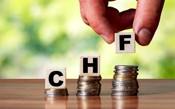 Chf Switzerland Σύμβολο Λέξη Νόμισμα Επιχειρηματική Ιδέα Χέρια Βάλει Ξύλινο — Φωτογραφία Αρχείου