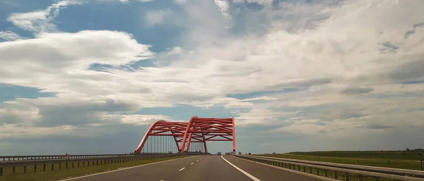 ポーランドの高速道路に架かる近代的な橋 交通概念 — ストック写真