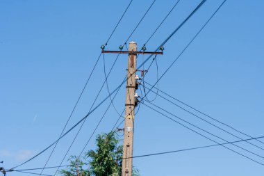 Polonya 'da dört hattı olan eski bir enerji direği. Elektrik fiyatı kavramı arkaplanı.
