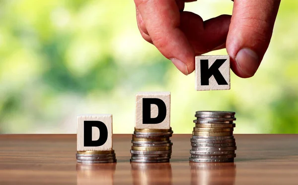 Ddk Δανία Σύμβολο Λέξη Νόμισμα Επιχειρηματική Έννοια Χέρια Βάλει Ξύλινο — Φωτογραφία Αρχείου