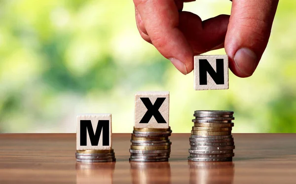 Символ Мексиканской Валюты Mxn Бизнес Концепция Руки Положить Деревянный Блок — стоковое фото
